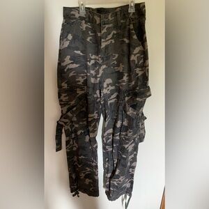 Baggy camo cargo jeans